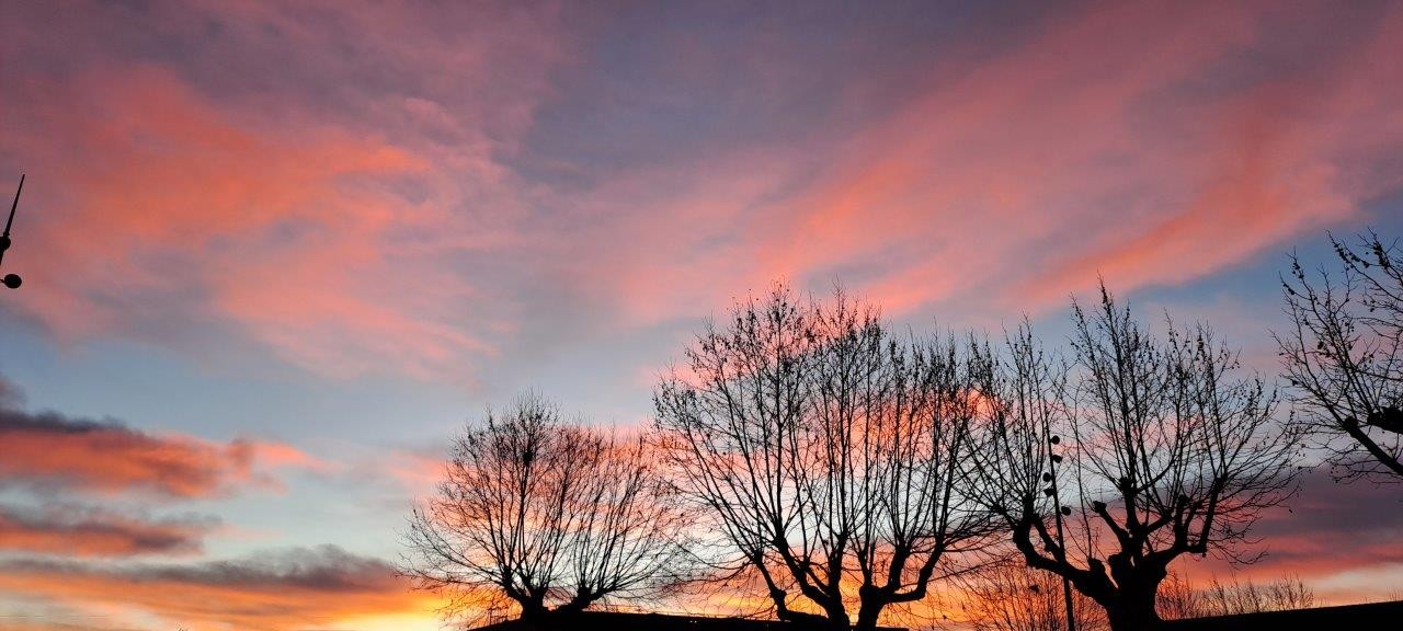 0 ciel rouge sur parking pegot