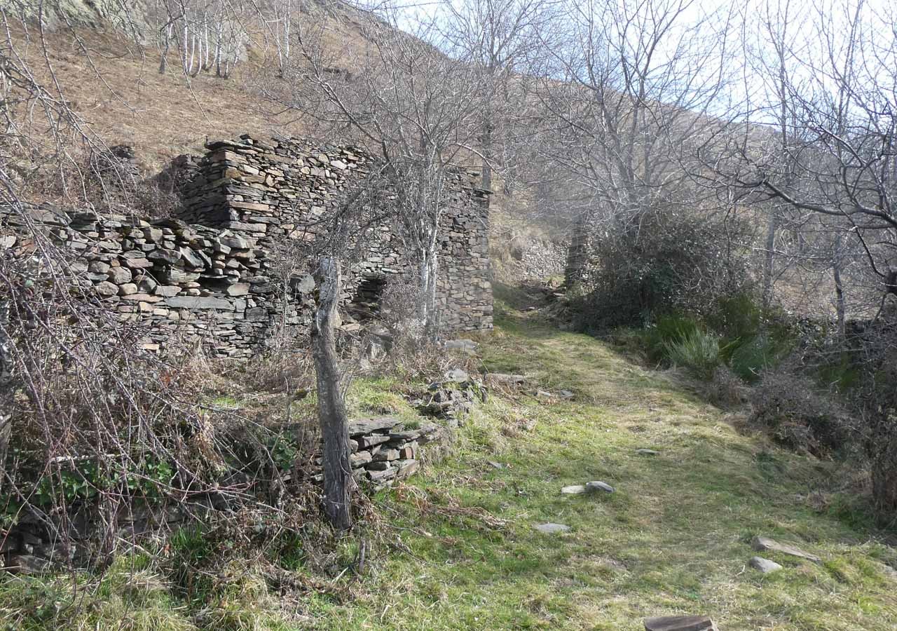 10 des ruines de murs en pierres