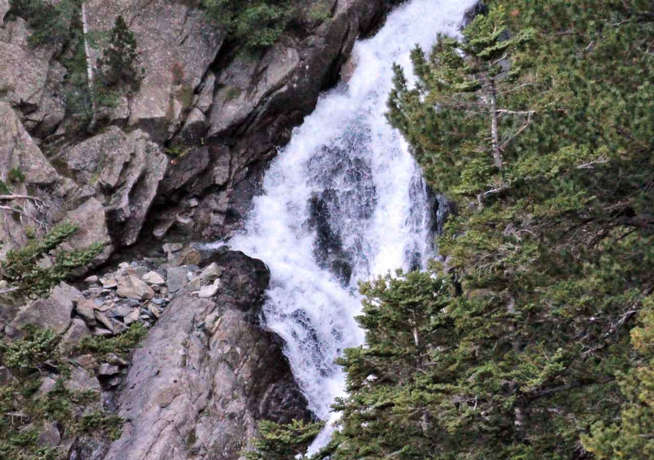 14 zoom sur une cascade vue au loin