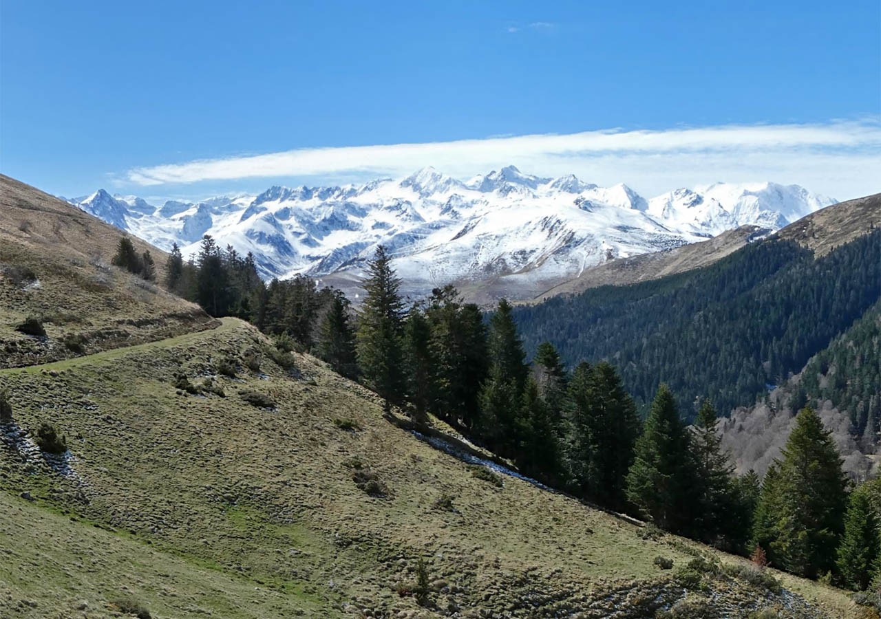 19 la vue sur les sommets encore enneiges