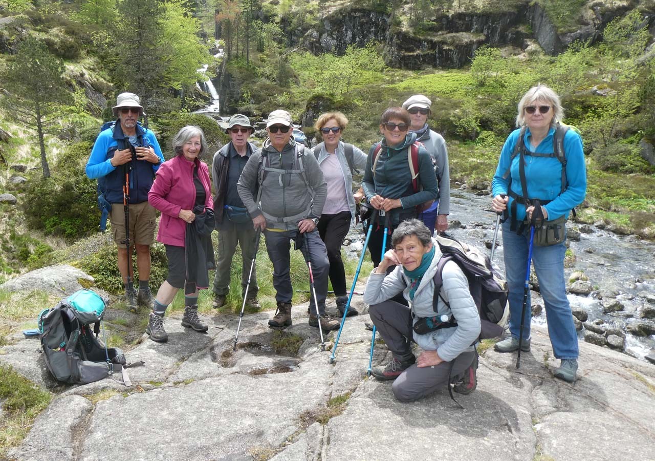 21 le groupe qui est monte en haut de la cascade d ars