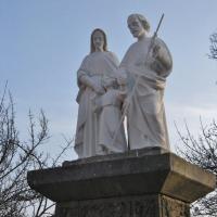 21 statue de la sainte famille par ciel clair