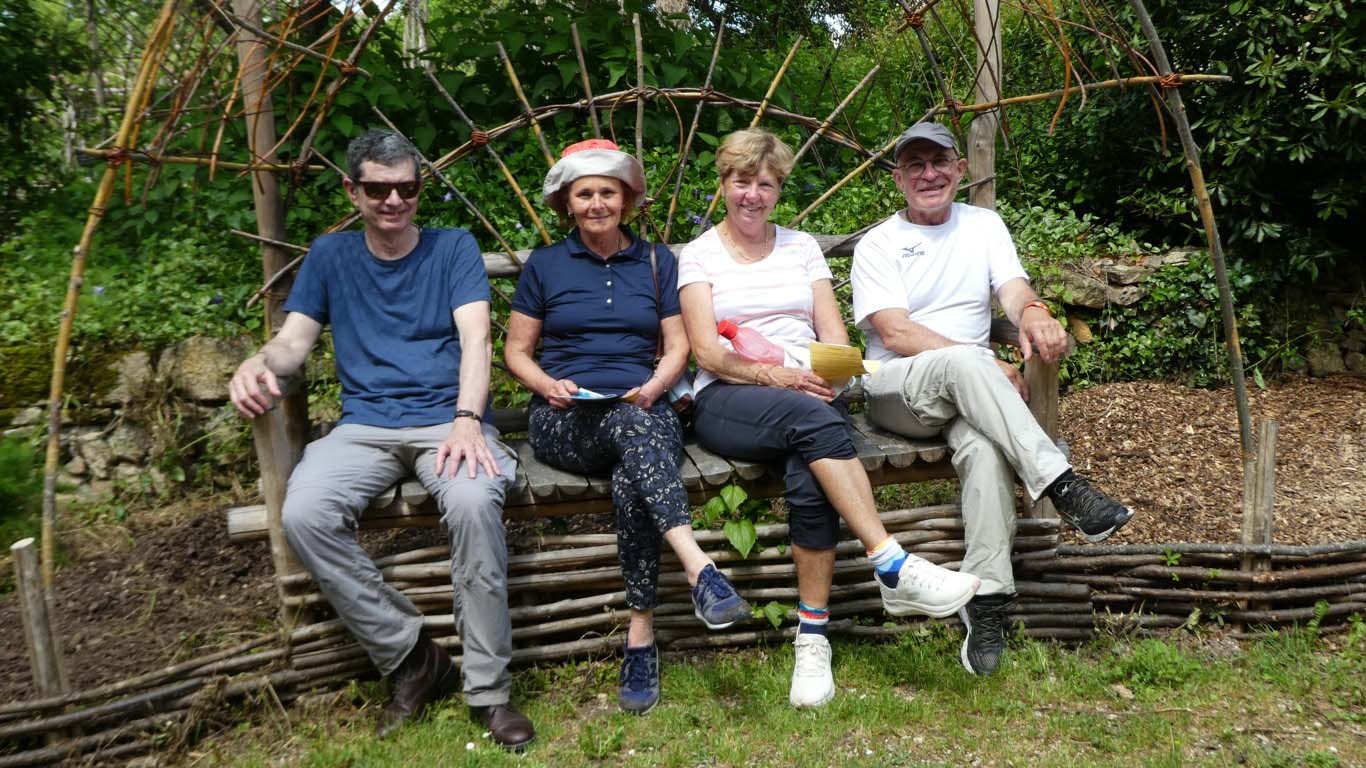 36 serenite devant le jardin medieval