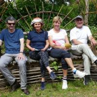 36 serenite devant le jardin medieval