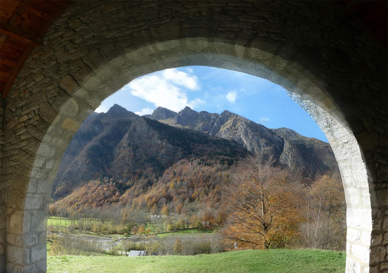 38 la vue sous le porche de la chapelle