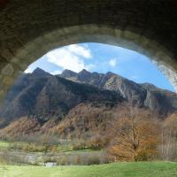 38 la vue sous le porche de la chapelle